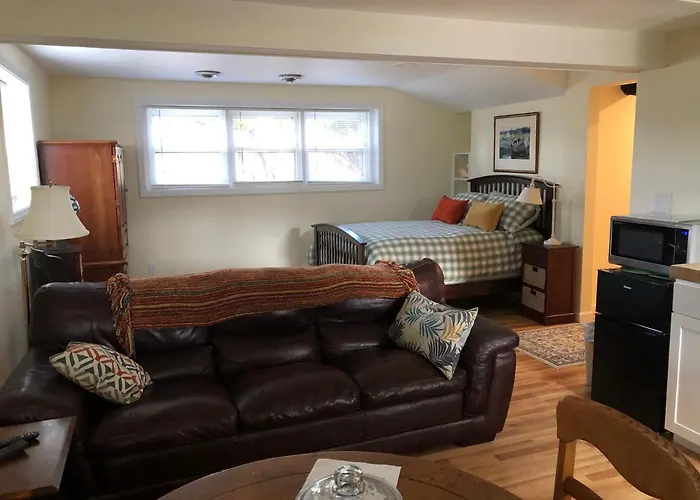 Cozy Garden Apartment Along The Shoreline